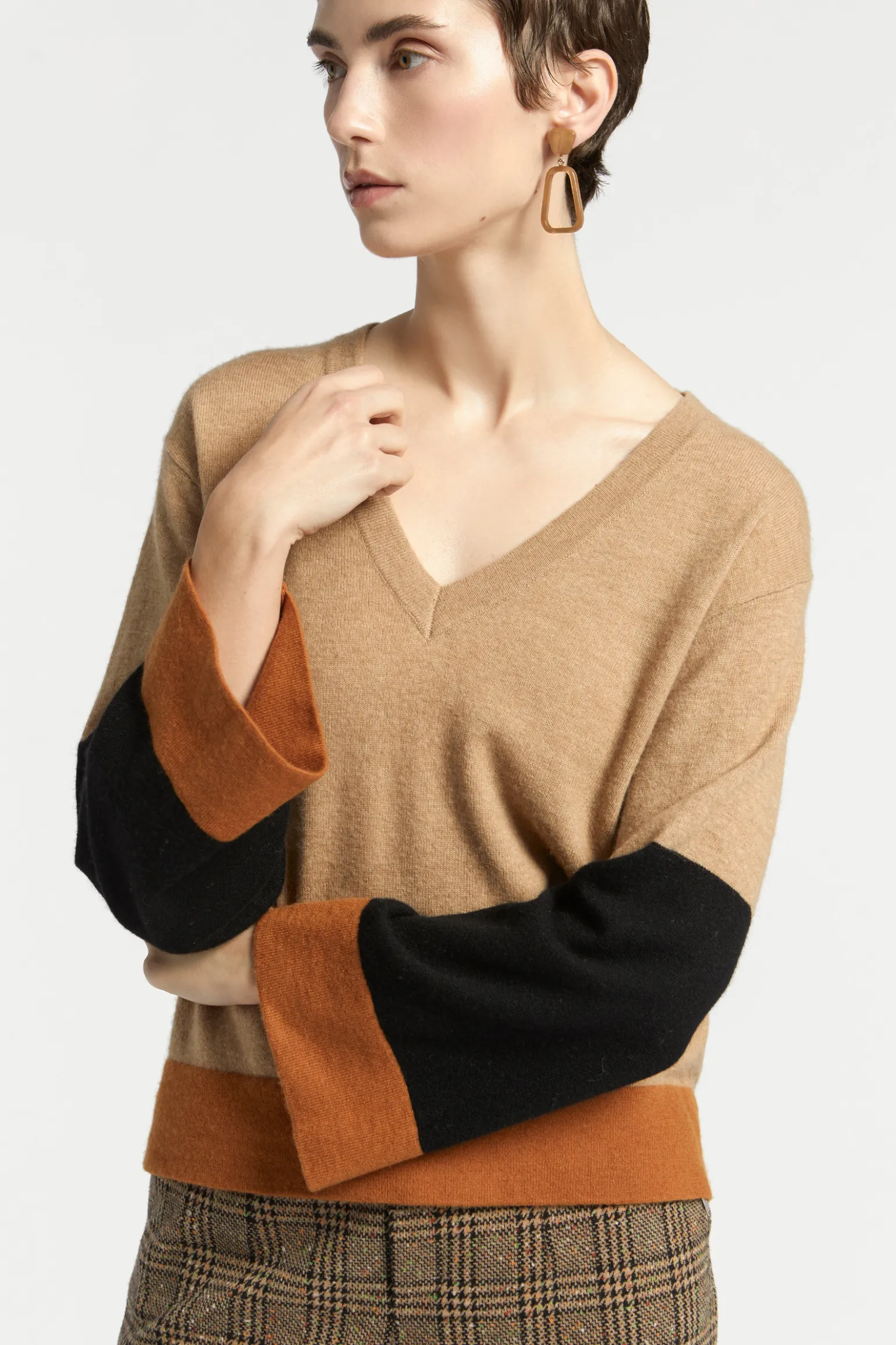 Colorblock pull met V-hals