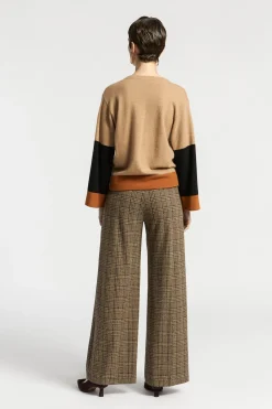Colorblock pull met V-hals