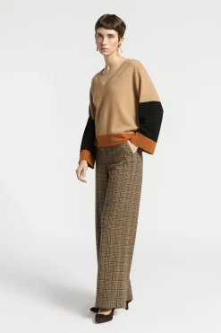 Colorblock pull met V-hals