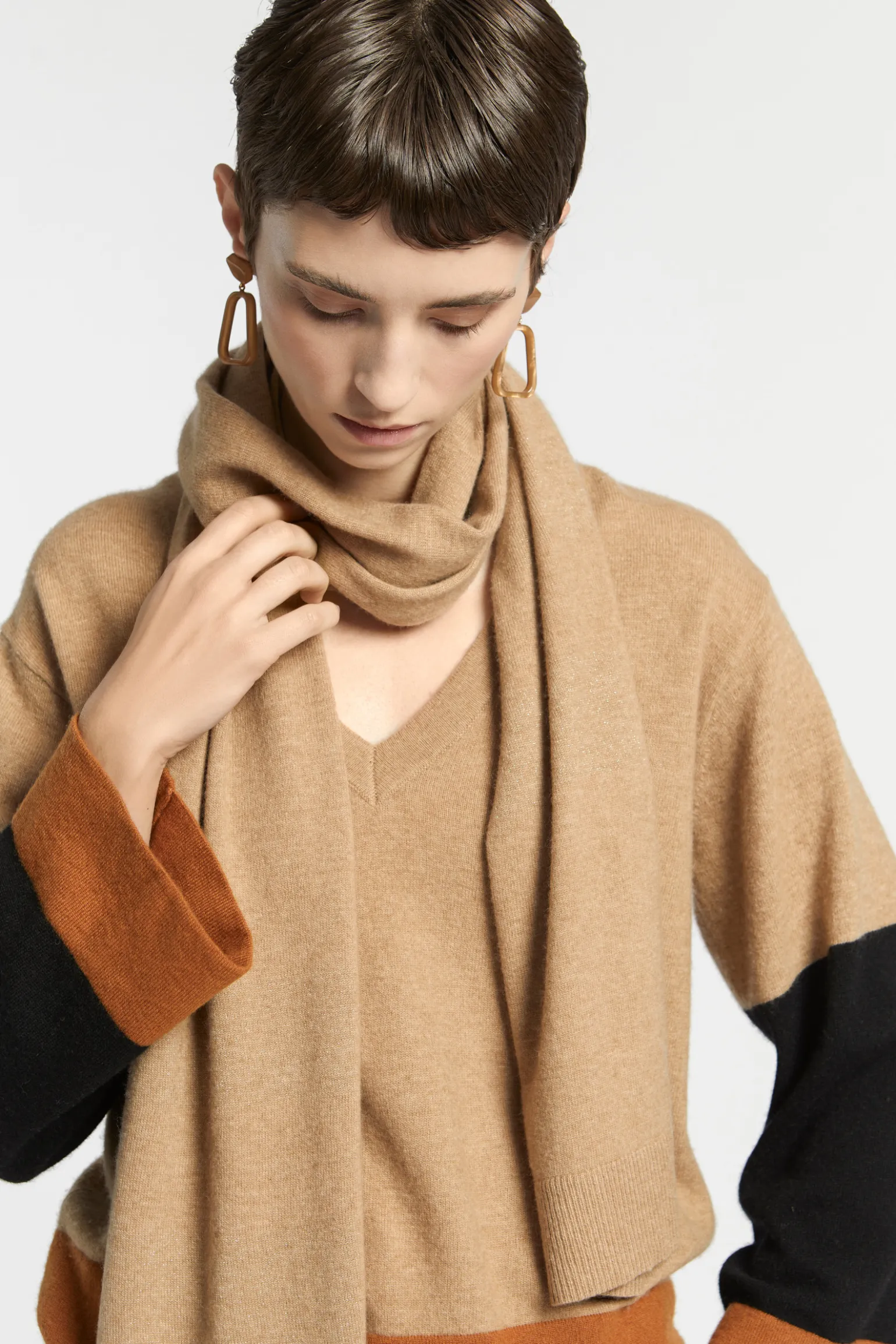 Colorblock pull met V-hals