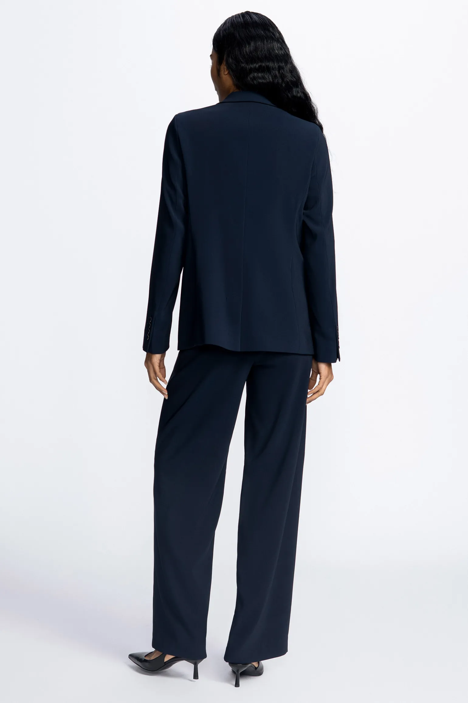 Donkerblauwe getailleerde, kreukvrije blazer
