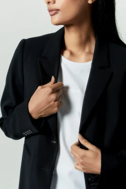 Donkerblauwe getailleerde, kreukvrije blazer