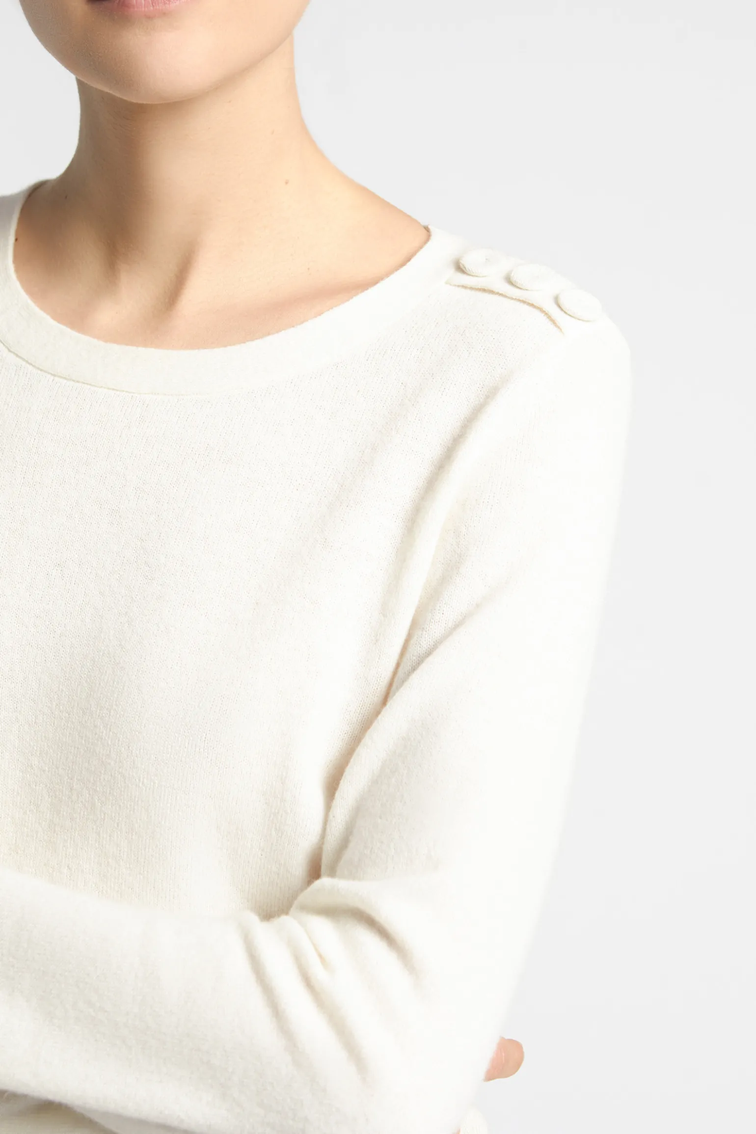 Pull met knopen op schouder