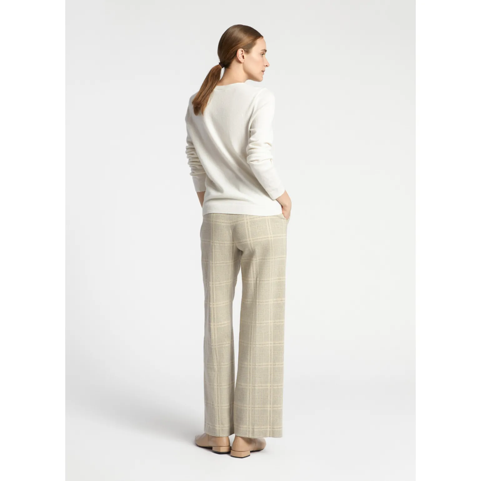 Pull met knopen op schouder