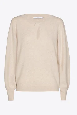 Pull met twist aan de hals