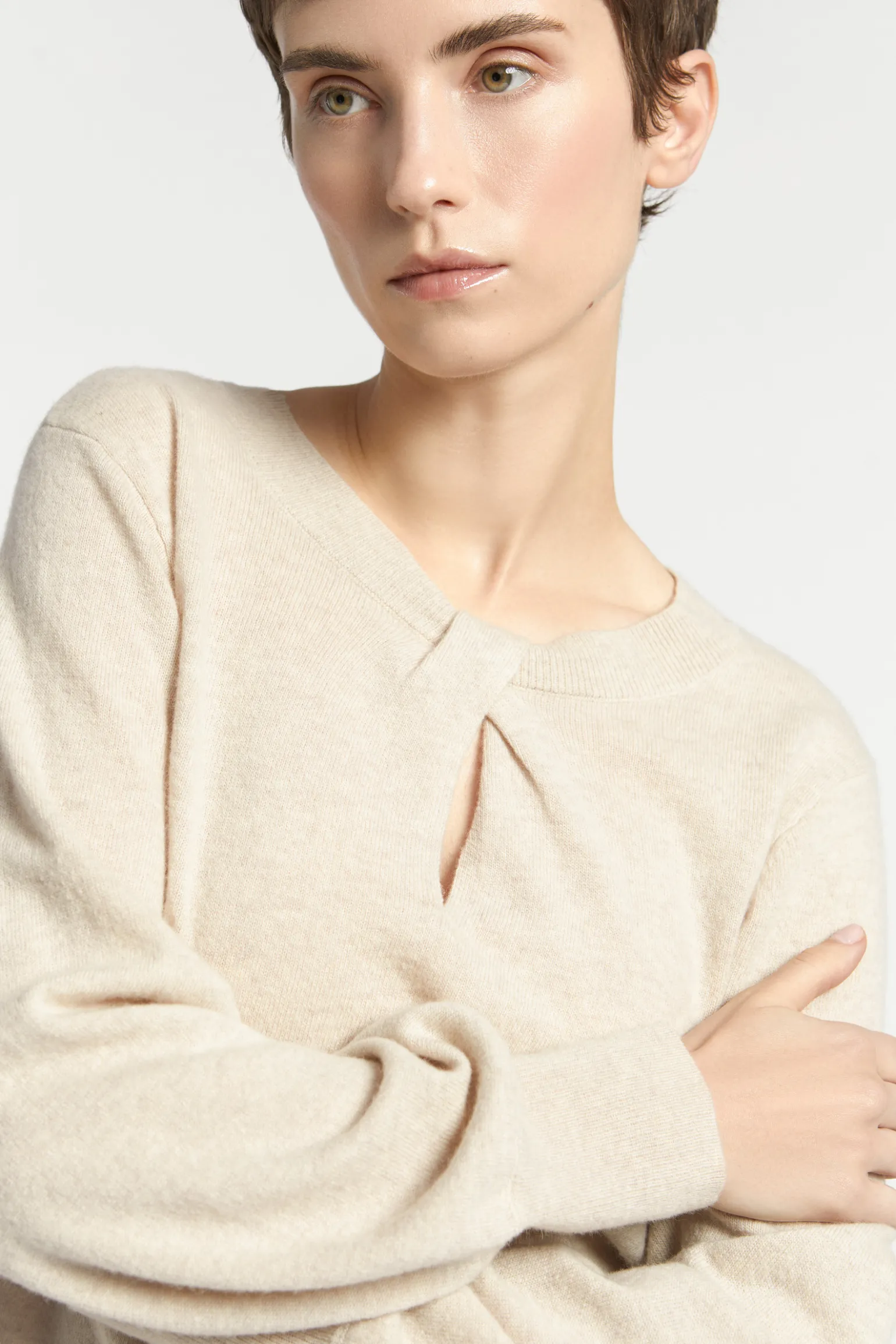 Pull met twist aan de hals