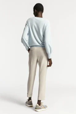 Pull met twist aan de hals