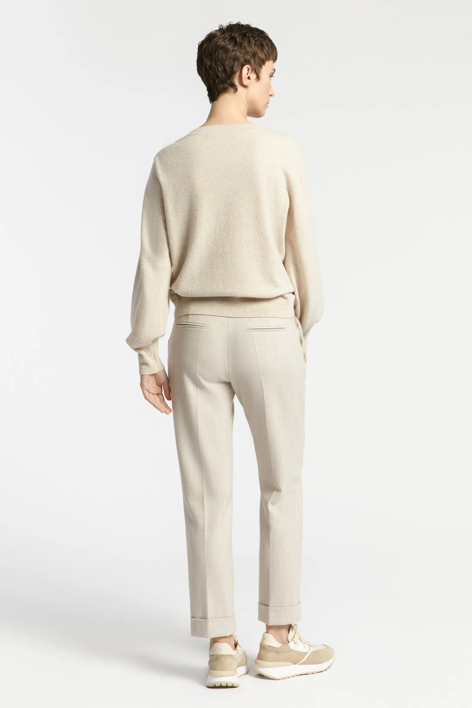 Pull met twist aan de hals