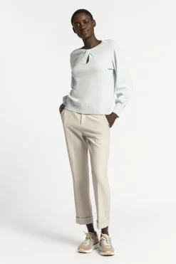 Pull met twist aan de hals