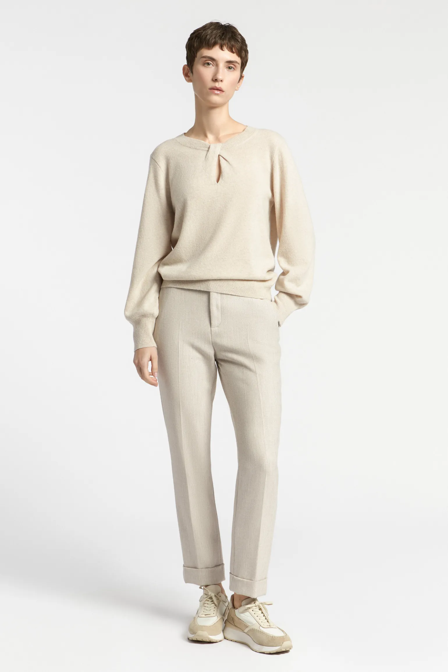 Pull met twist aan de hals