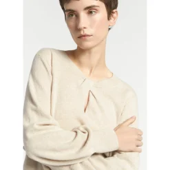 Pull met twist aan de hals