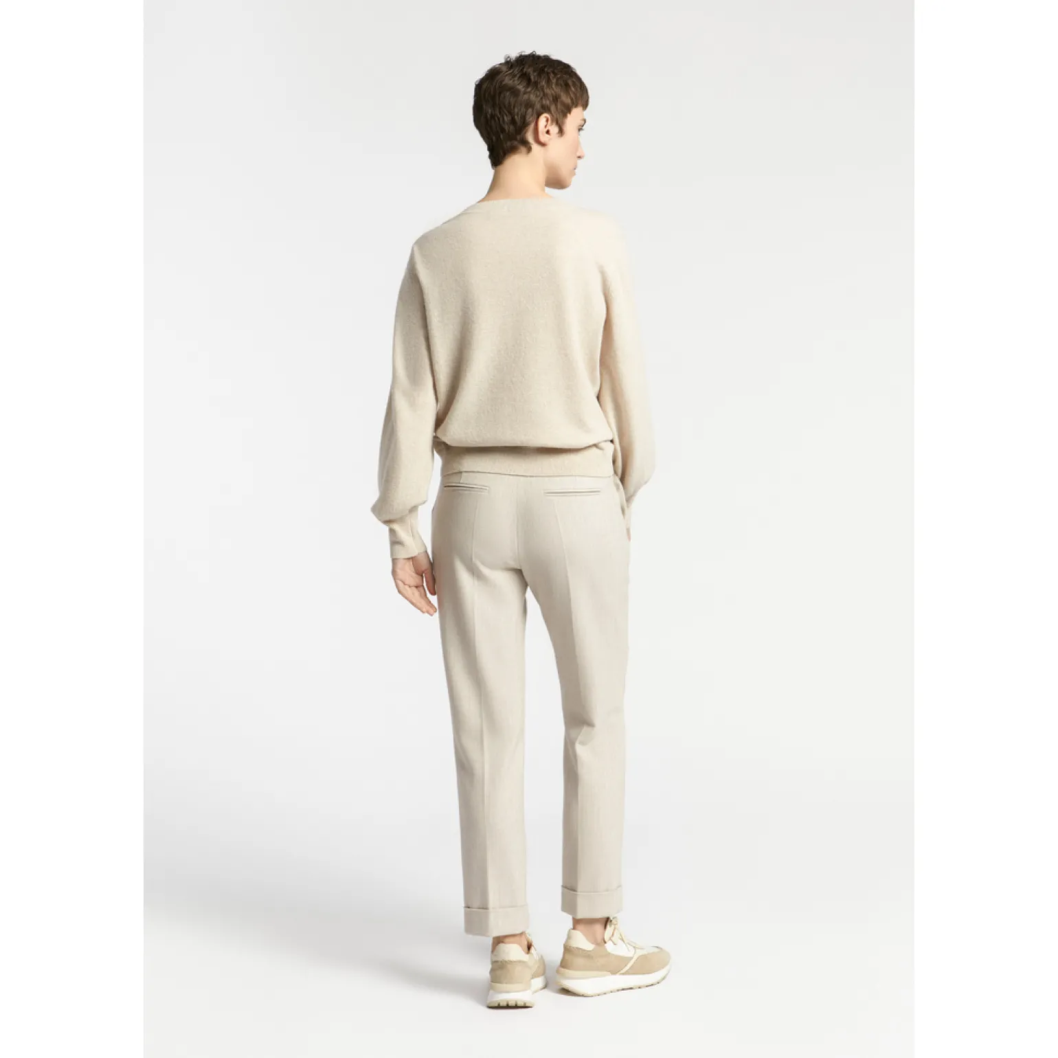 Pull met twist aan de hals